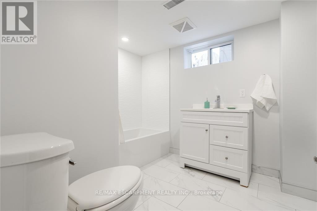 58 Sandalwood Avenue, Hamilton, ON - Indoor Photo Showing Bathroom