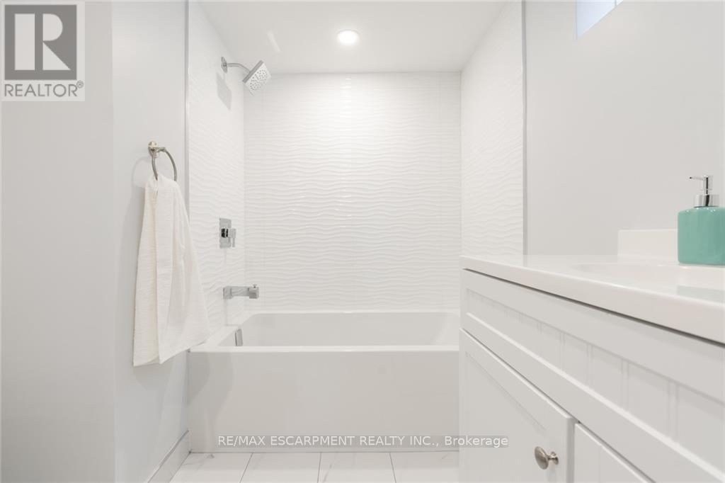 58 Sandalwood Avenue, Hamilton, ON - Indoor Photo Showing Bathroom