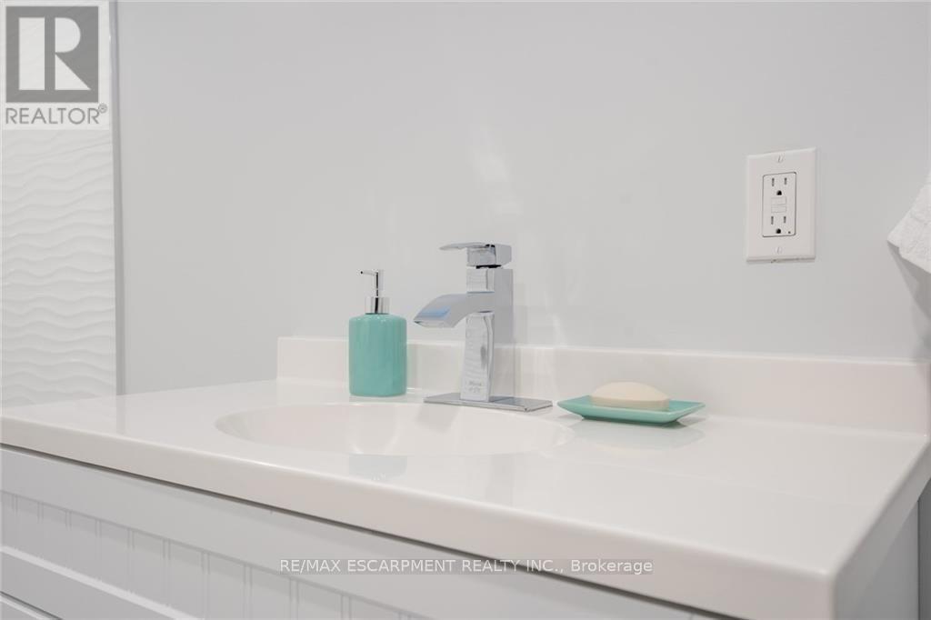 58 Sandalwood Avenue, Hamilton, ON - Indoor Photo Showing Bathroom