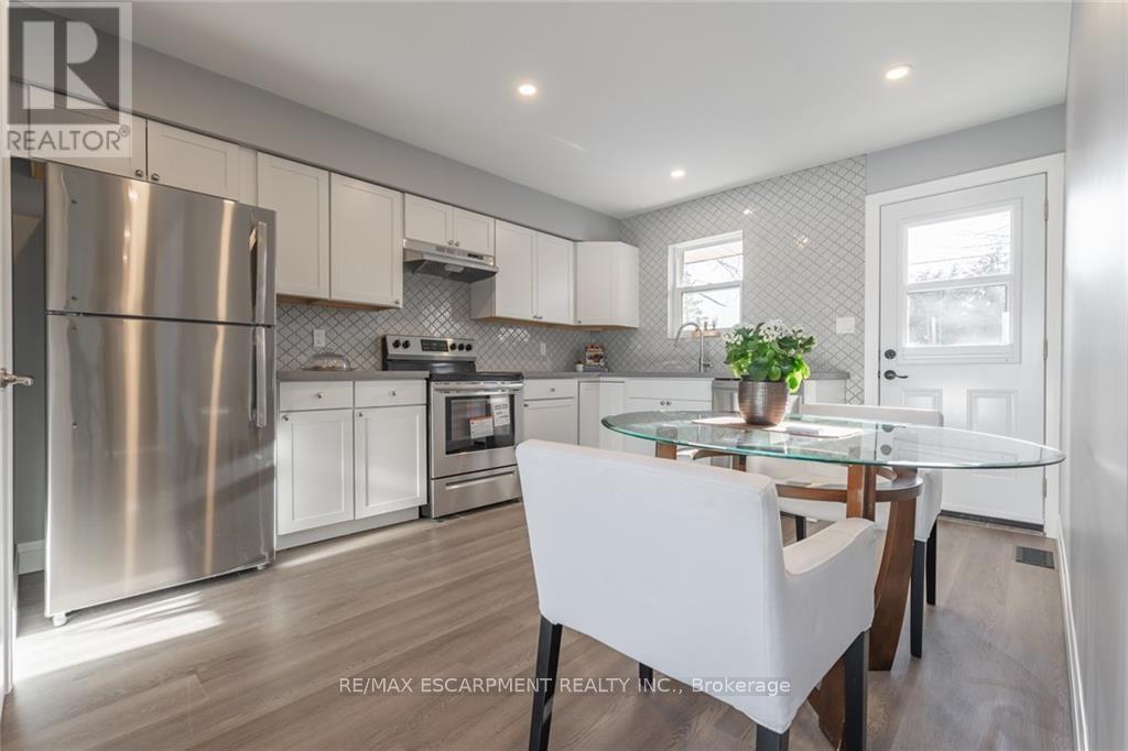 58 Sandalwood Avenue, Hamilton, ON - Indoor Photo Showing Kitchen With Upgraded Kitchen