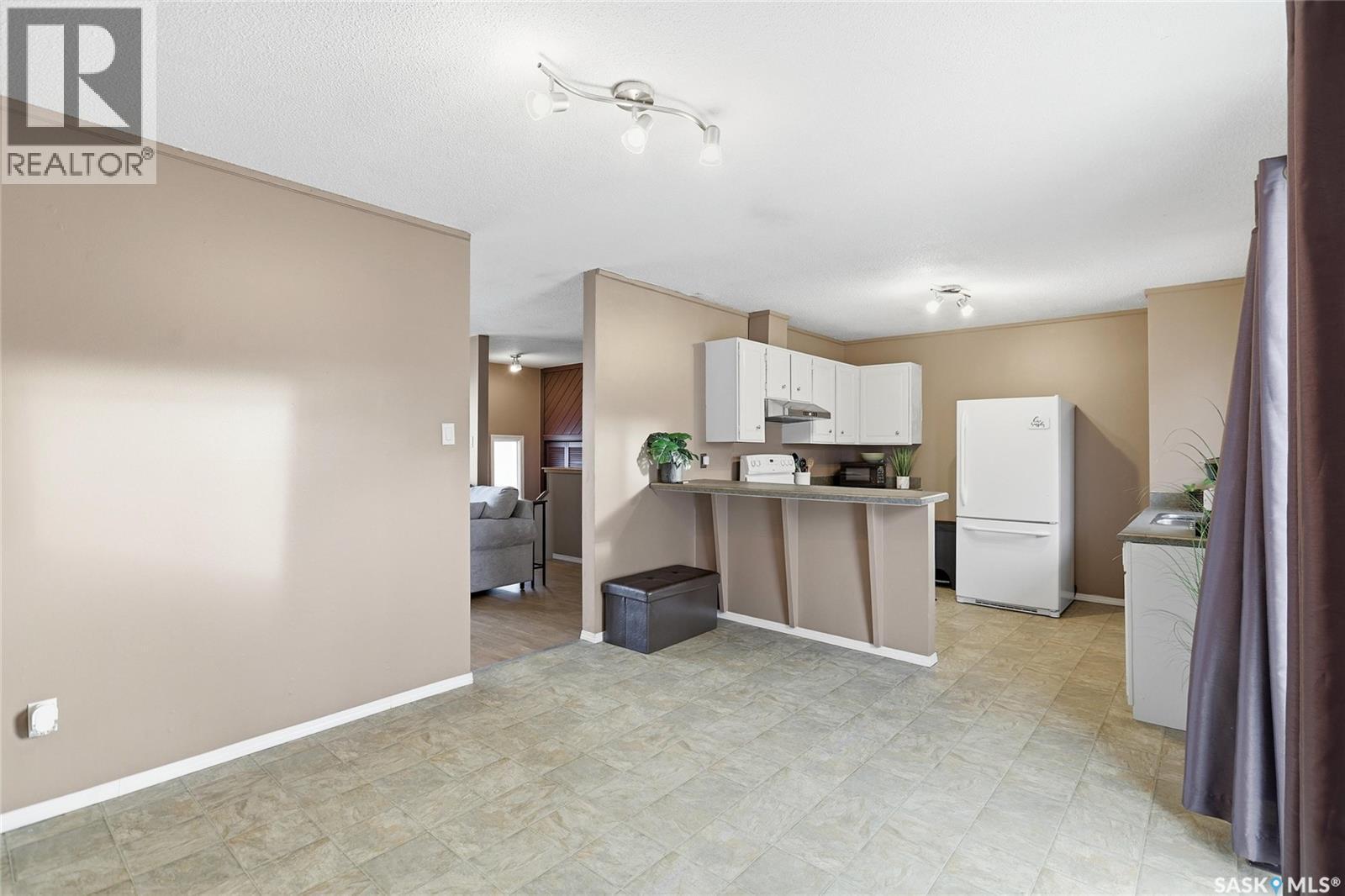 3312 Grant Road, Regina, SK - Indoor Photo Showing Kitchen