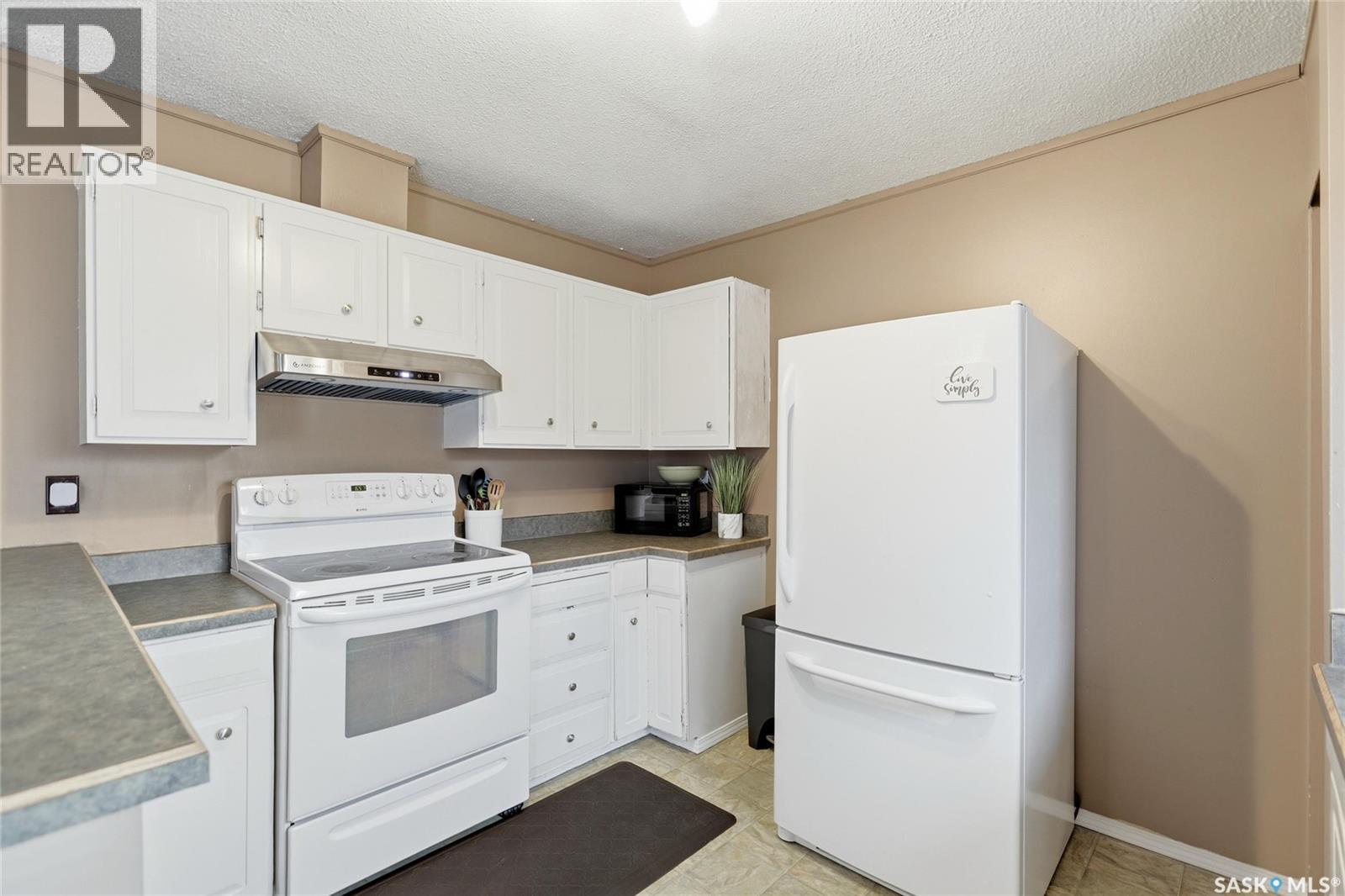 3312 Grant Road, Regina, SK - Indoor Photo Showing Kitchen