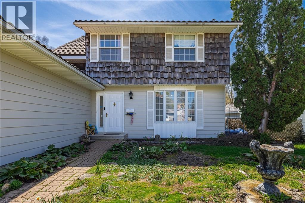 Two-story home featuring a combination of horizontal siding and wood shake siding - 277 Blackacres Boulevard, London, ON - Outdoor With Exterior