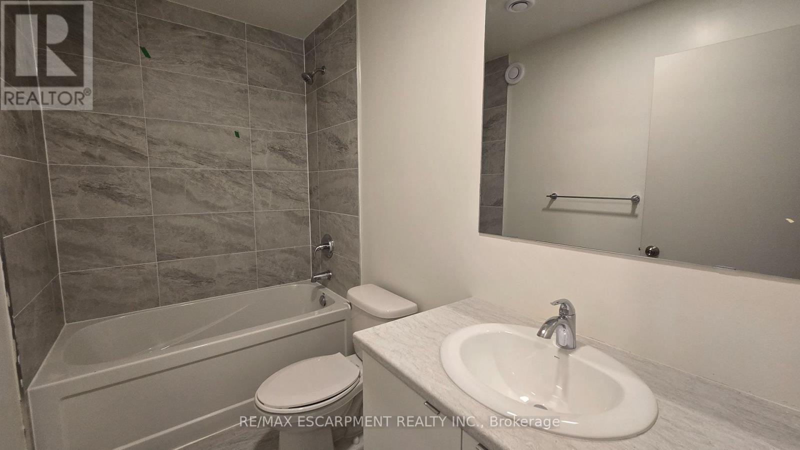 Bathroom - 210B - 16 Melbourne Avenue, St. Catharines, ON - Indoor Photo Showing Bathroom