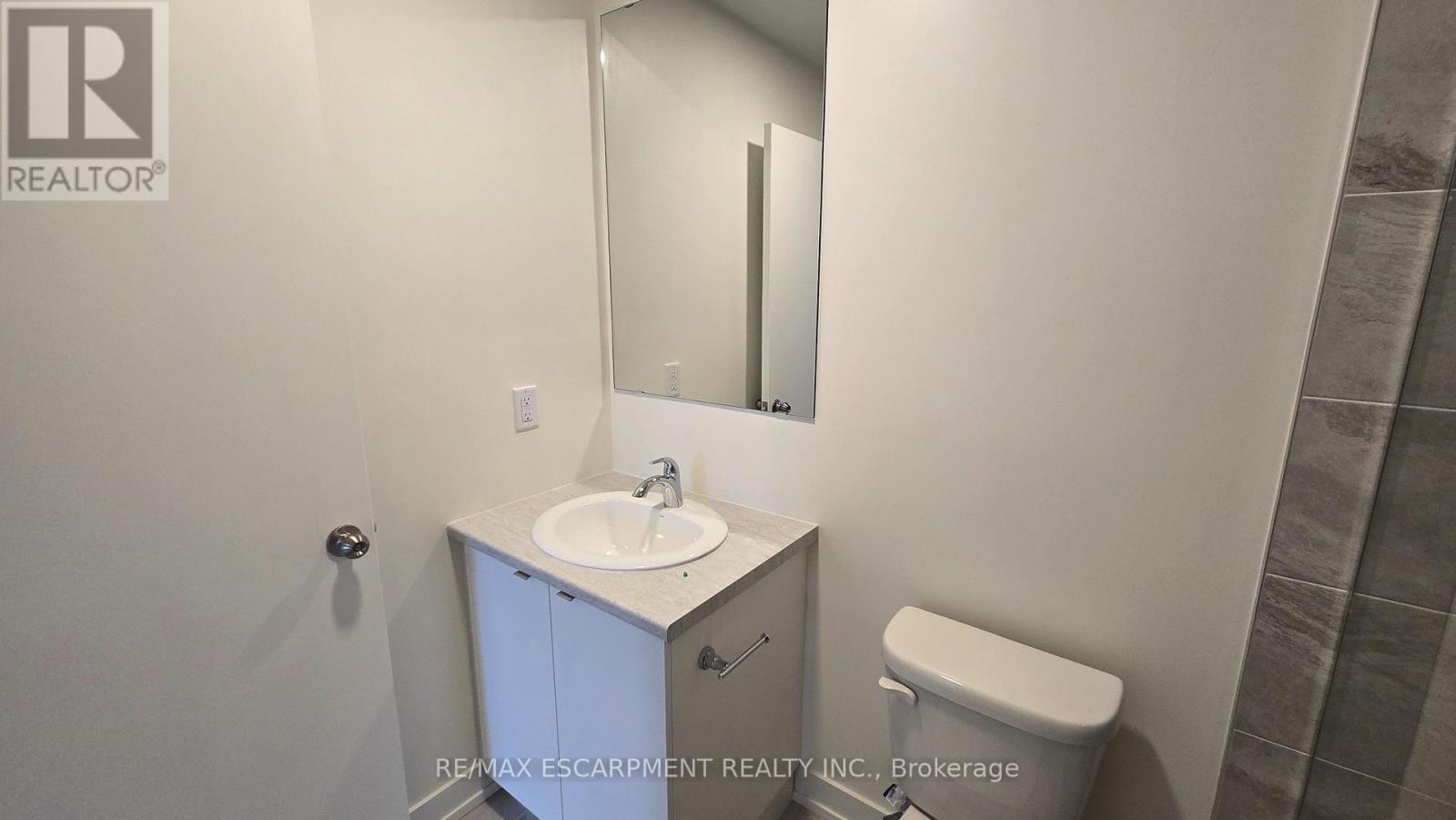 Bathroom - 210B - 16 Melbourne Avenue, St. Catharines, ON - Indoor Photo Showing Bathroom