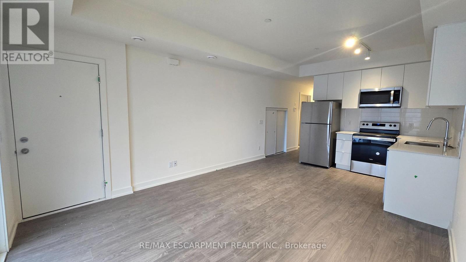 210B - 16 Melbourne Avenue, St. Catharines, ON - Indoor Photo Showing Kitchen With Stainless Steel Kitchen