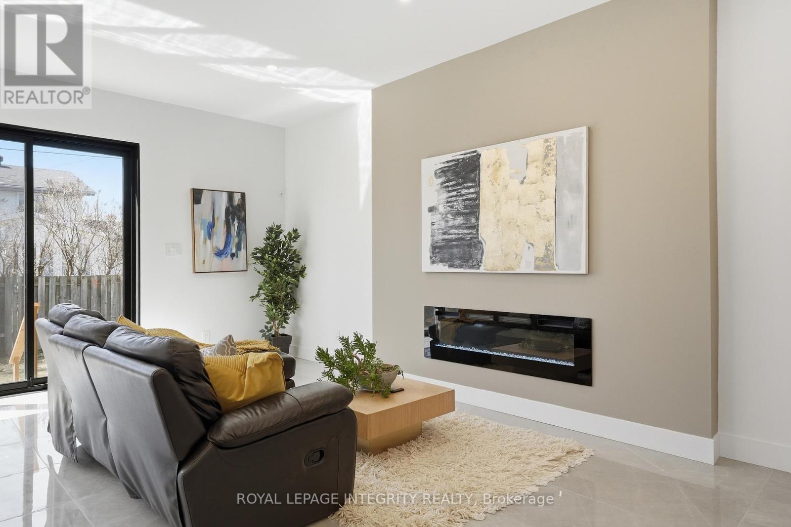984 Watson Street, Ottawa, ON - Indoor Photo Showing Living Room With Fireplace