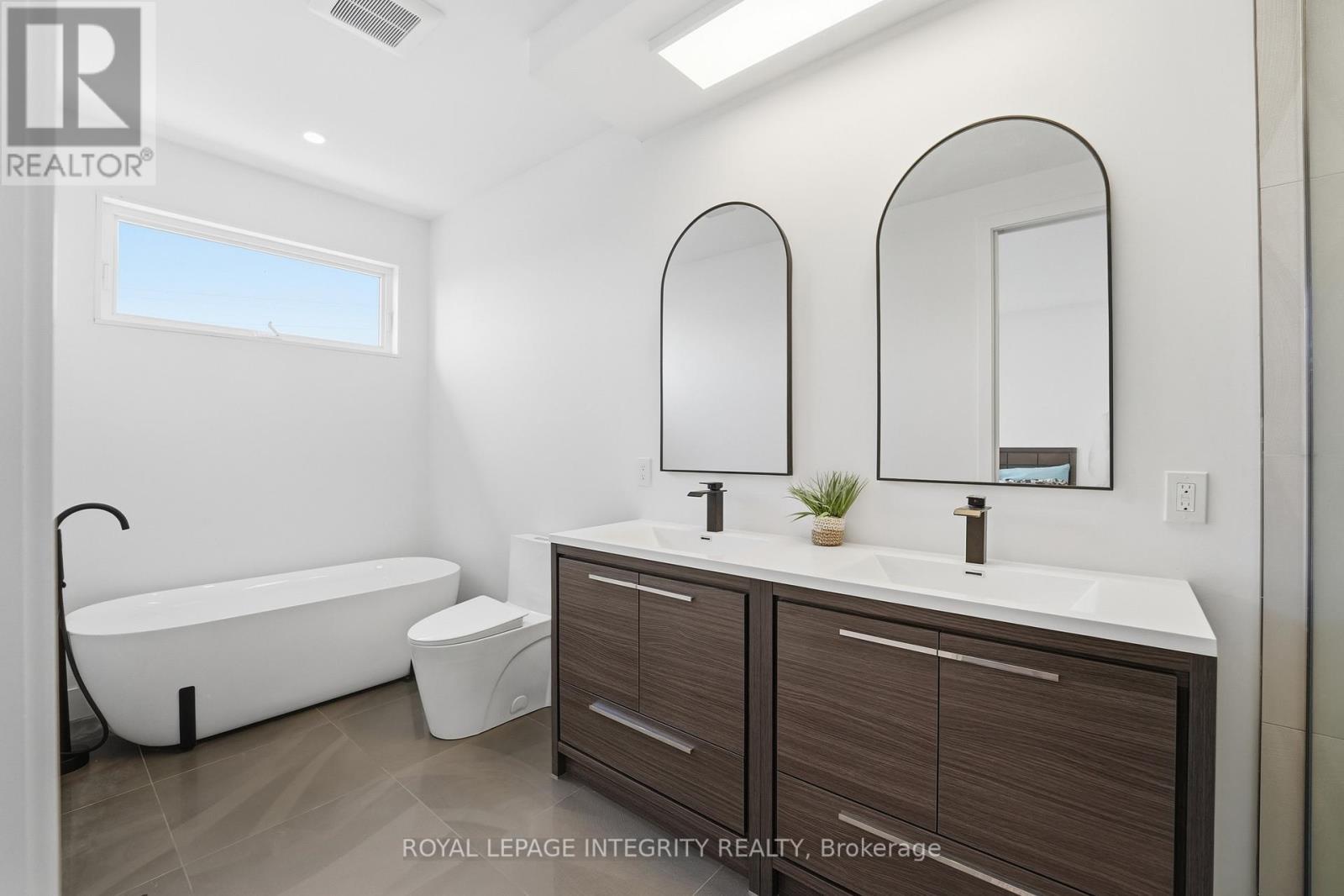 984 Watson Street, Ottawa, ON - Indoor Photo Showing Bathroom