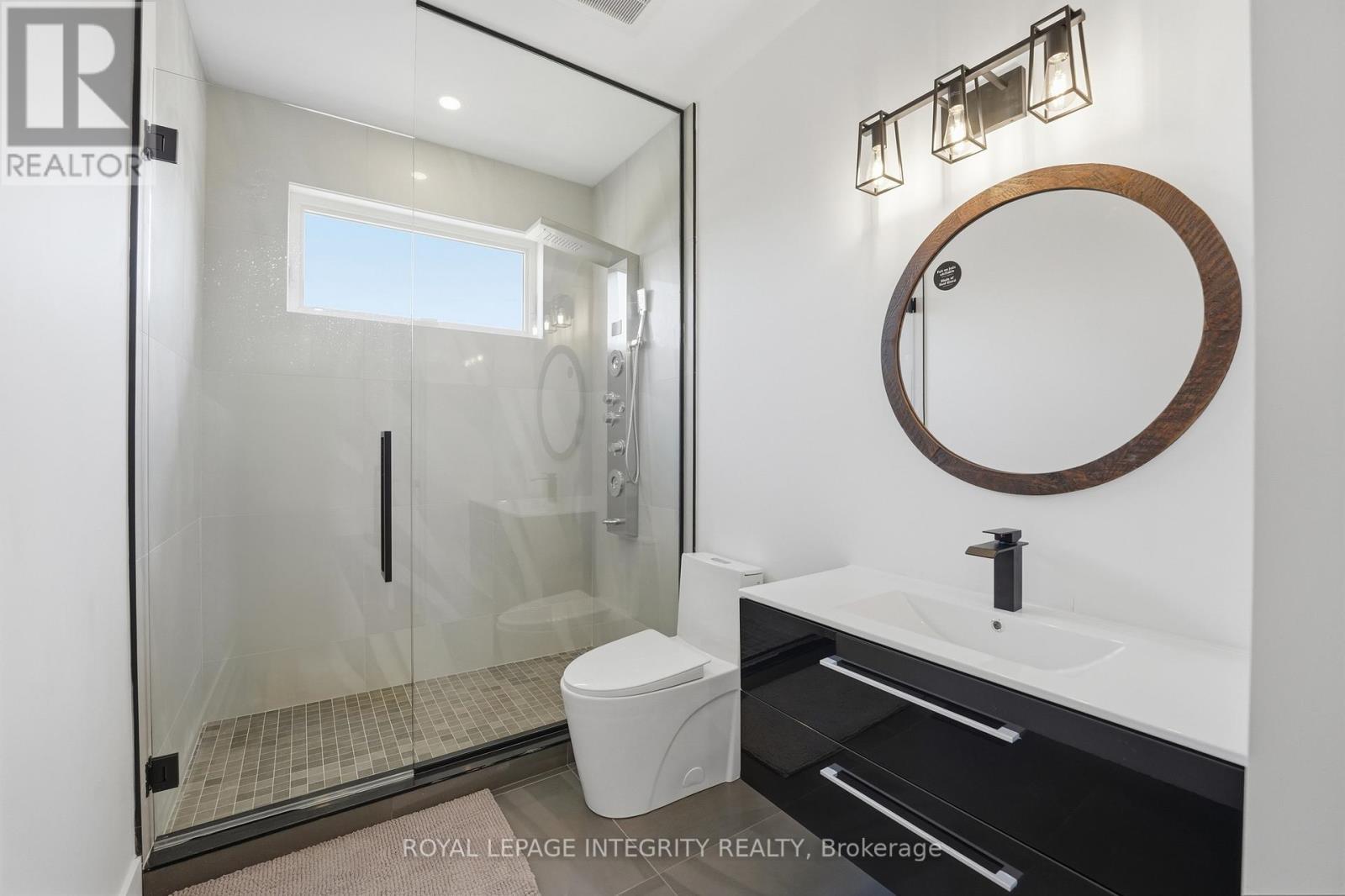 984 Watson Street, Ottawa, ON - Indoor Photo Showing Bathroom