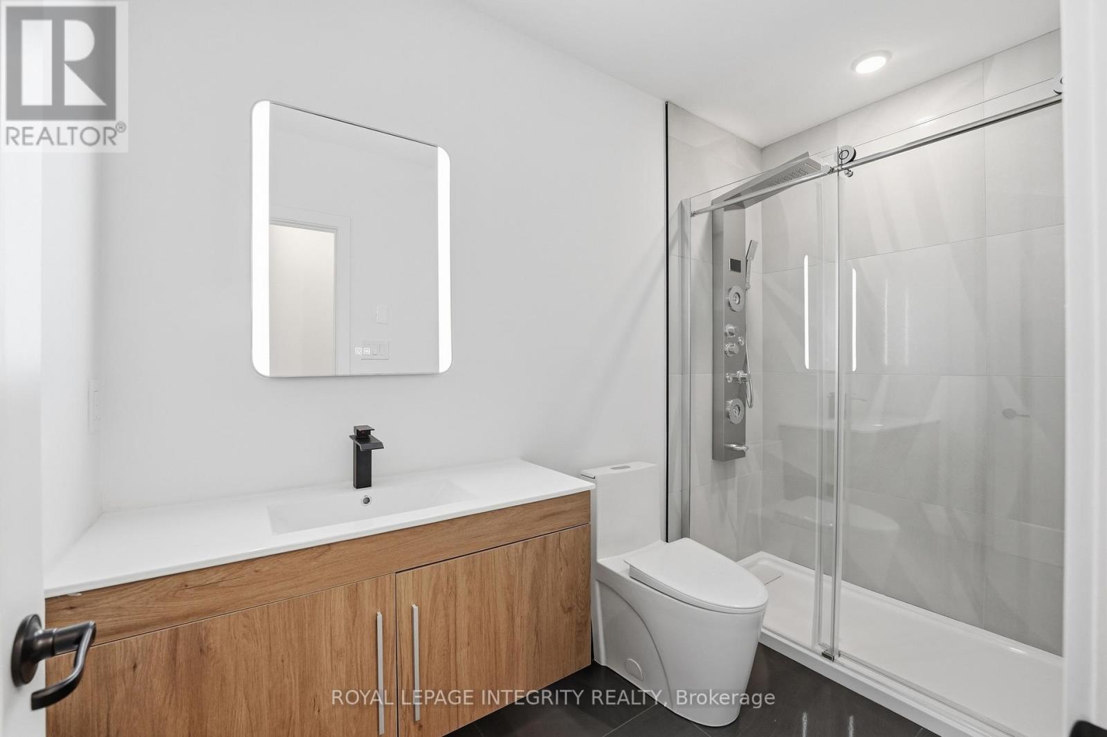 984 Watson Street, Ottawa, ON - Indoor Photo Showing Bathroom