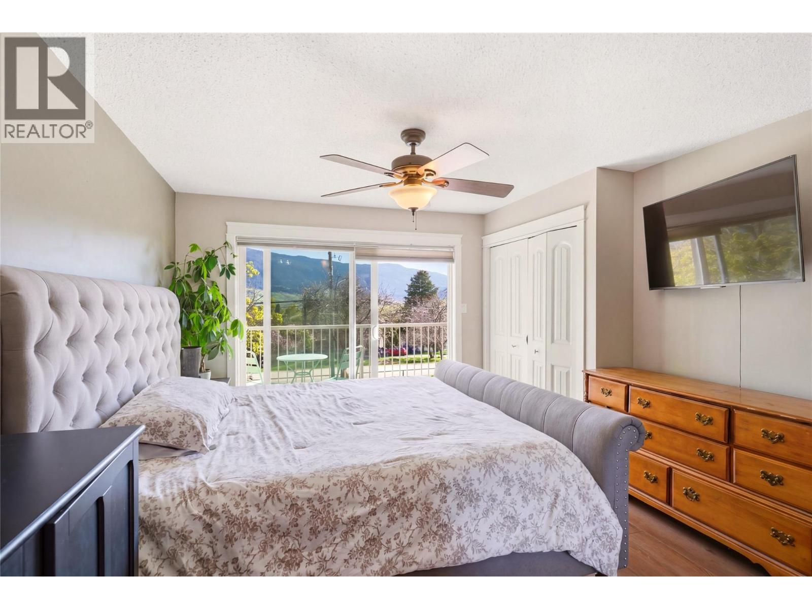 300 Scenic Drive, Coldstream, BC - Indoor Photo Showing Bedroom