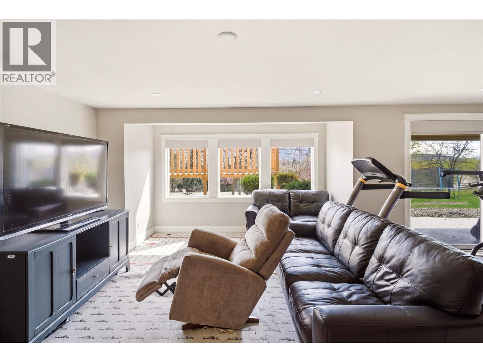 300 Scenic Drive, Coldstream, BC - Indoor Photo Showing Living Room