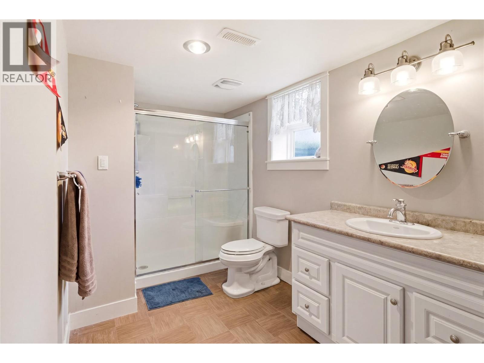 300 Scenic Drive, Coldstream, BC - Indoor Photo Showing Bathroom