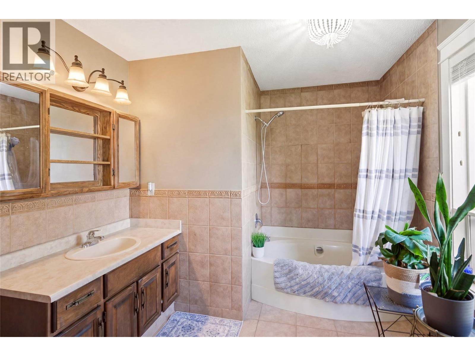 300 Scenic Drive, Coldstream, BC - Indoor Photo Showing Bathroom