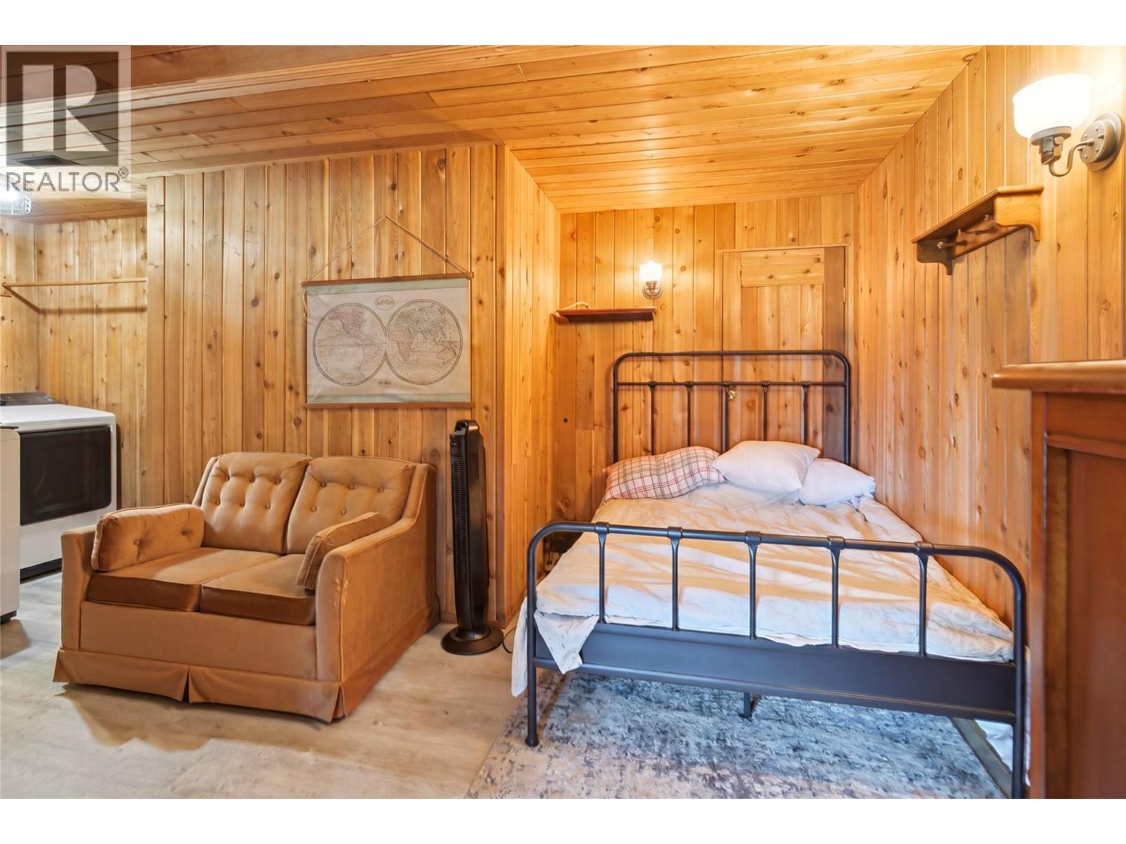 300 Scenic Drive, Coldstream, BC - Indoor Photo Showing Bedroom