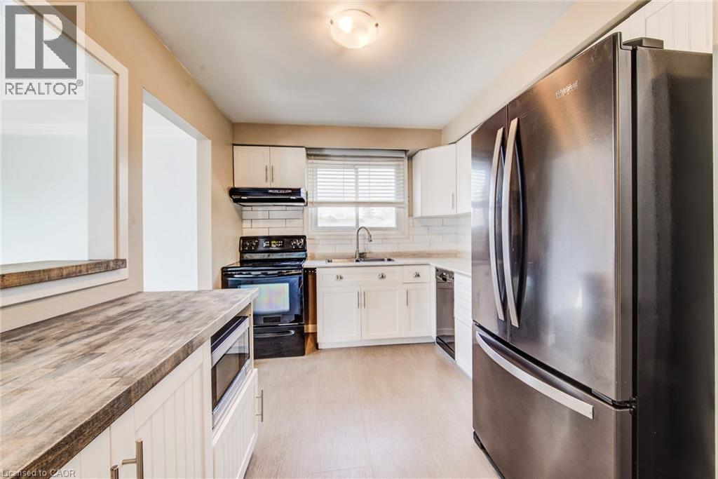 114 Dalegrove Drive, Kitchener, ON - Indoor Photo Showing Kitchen
