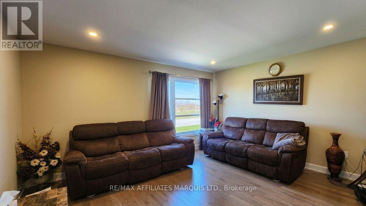 369 Belfort Crescent, Cornwall, ON - Indoor Photo Showing Living Room