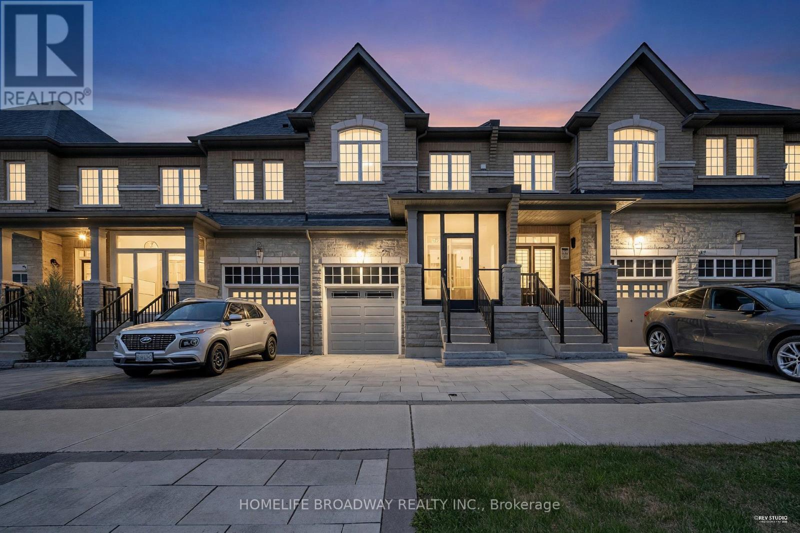 28 Paper Mills Crescent, Richmond Hill, ON - Outdoor With Facade