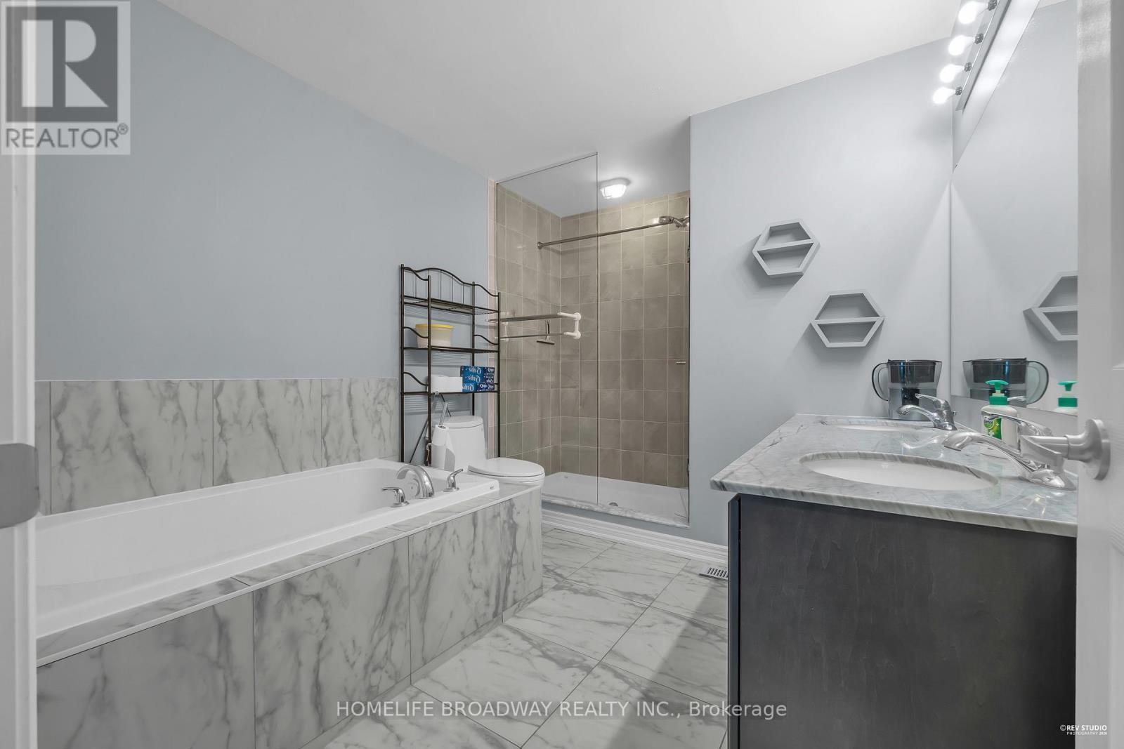 28 Paper Mills Crescent, Richmond Hill, ON - Indoor Photo Showing Bathroom