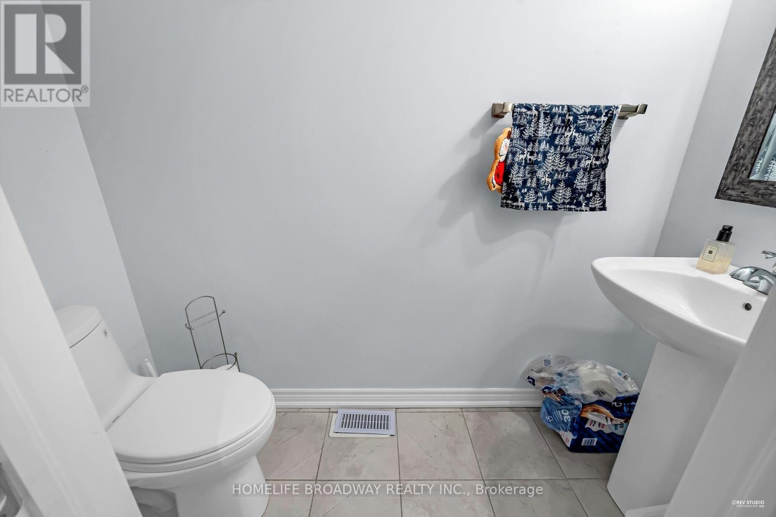 28 Paper Mills Crescent, Richmond Hill, ON - Indoor Photo Showing Bathroom