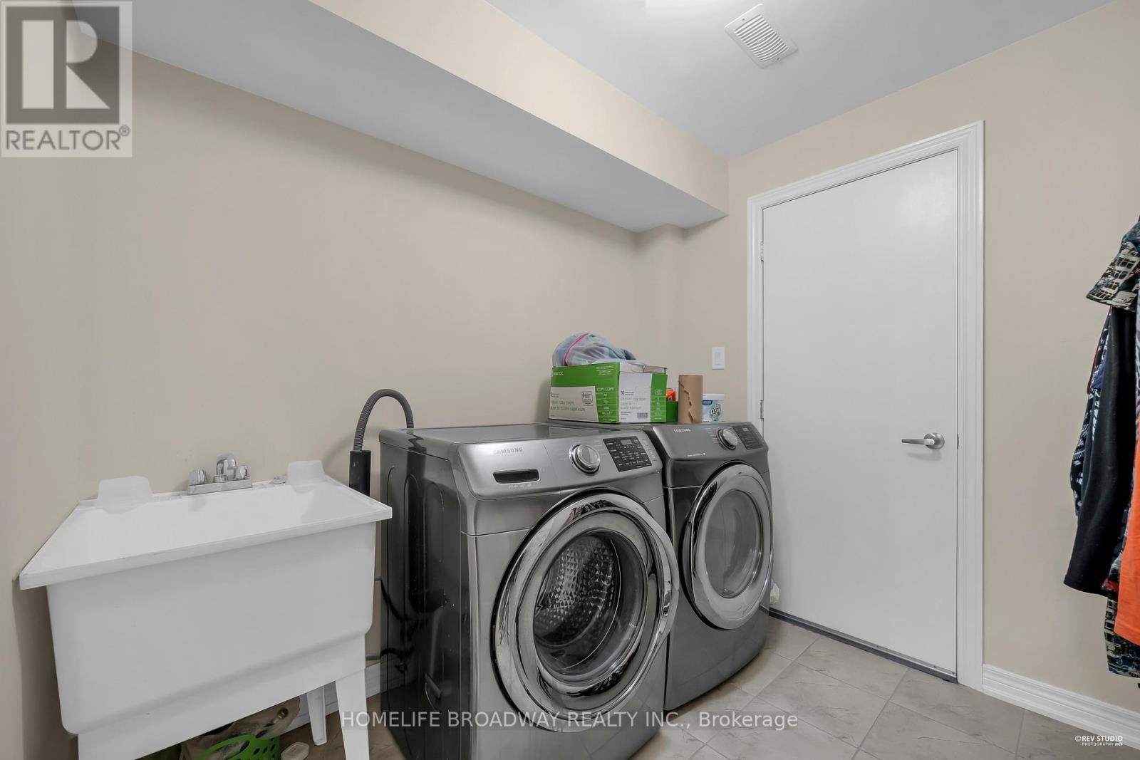 Washer/Dryer basement - 28 Paper Mills Crescent, Richmond Hill, ON - Indoor Photo Showing Laundry Room