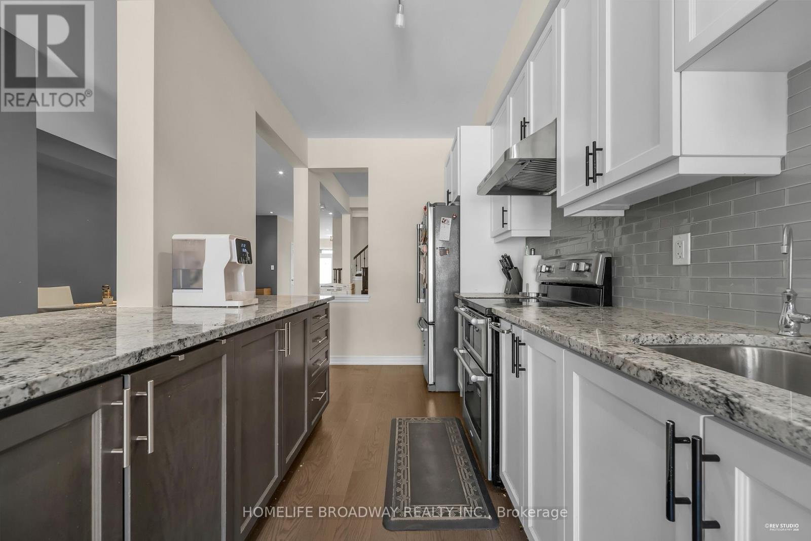 28 Paper Mills Crescent, Richmond Hill, ON - Indoor Photo Showing Kitchen With Upgraded Kitchen