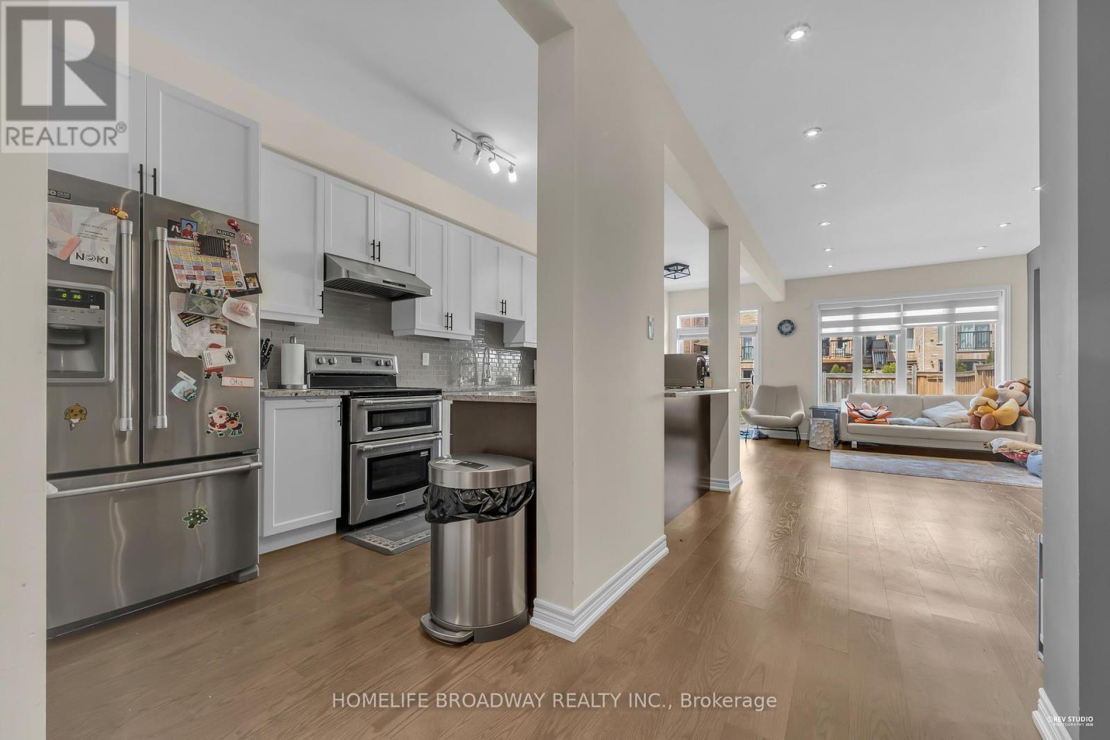 28 Paper Mills Crescent, Richmond Hill, ON - Indoor Photo Showing Kitchen