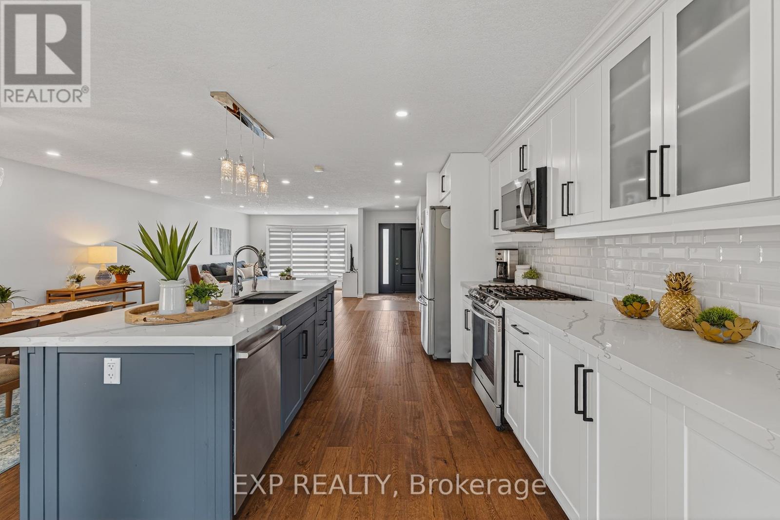 312 Faraday Court, Waterloo, ON - Indoor Photo Showing Kitchen With Upgraded Kitchen