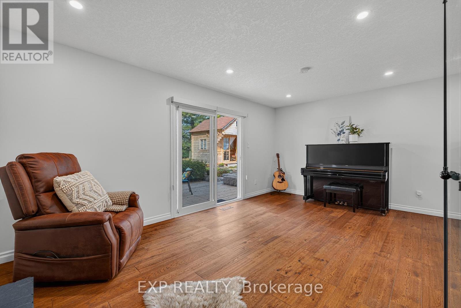 312 Faraday Court, Waterloo, ON - Indoor Photo Showing Living Room