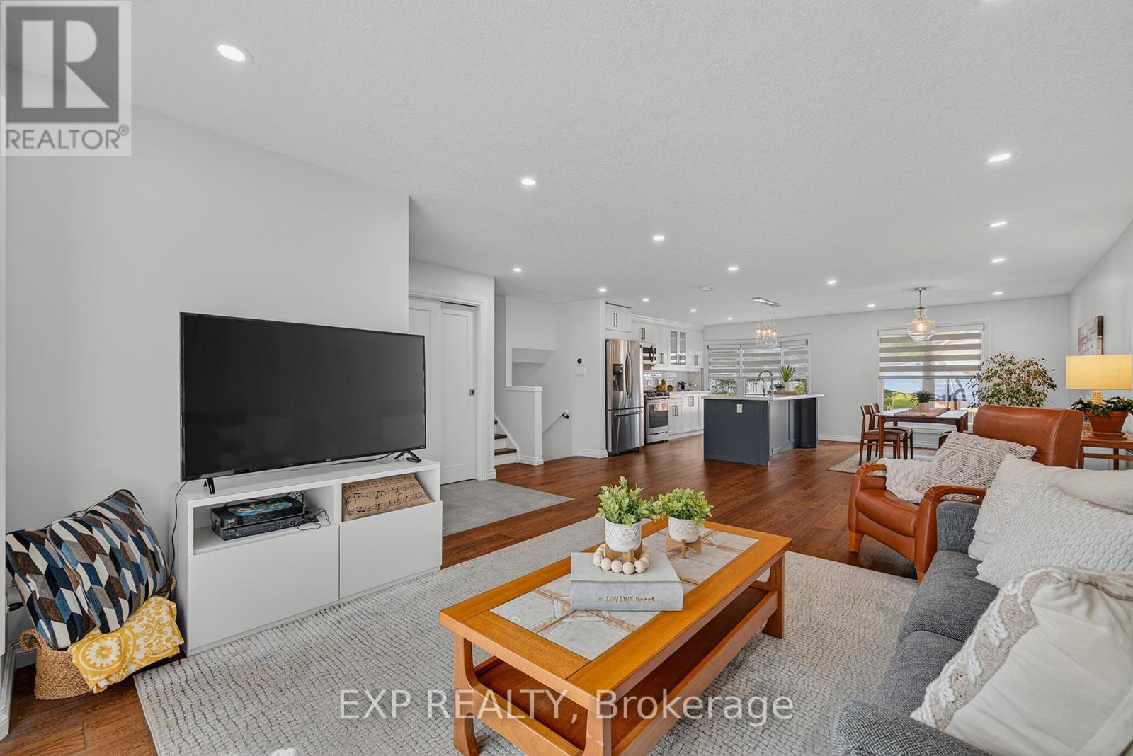 312 Faraday Court, Waterloo, ON - Indoor Photo Showing Living Room