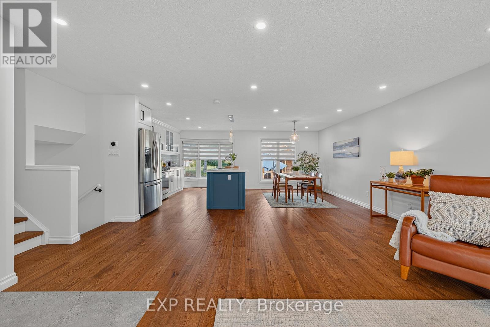 312 Faraday Court, Waterloo, ON - Indoor Photo Showing Living Room