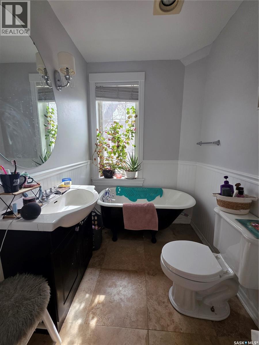 905 2Nd Street, Estevan, SK - Indoor Photo Showing Bathroom
