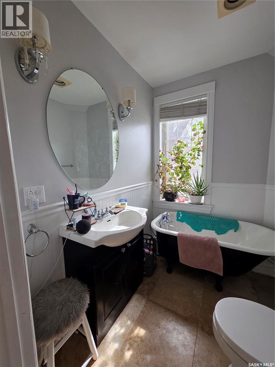 905 2Nd Street, Estevan, SK - Indoor Photo Showing Bathroom