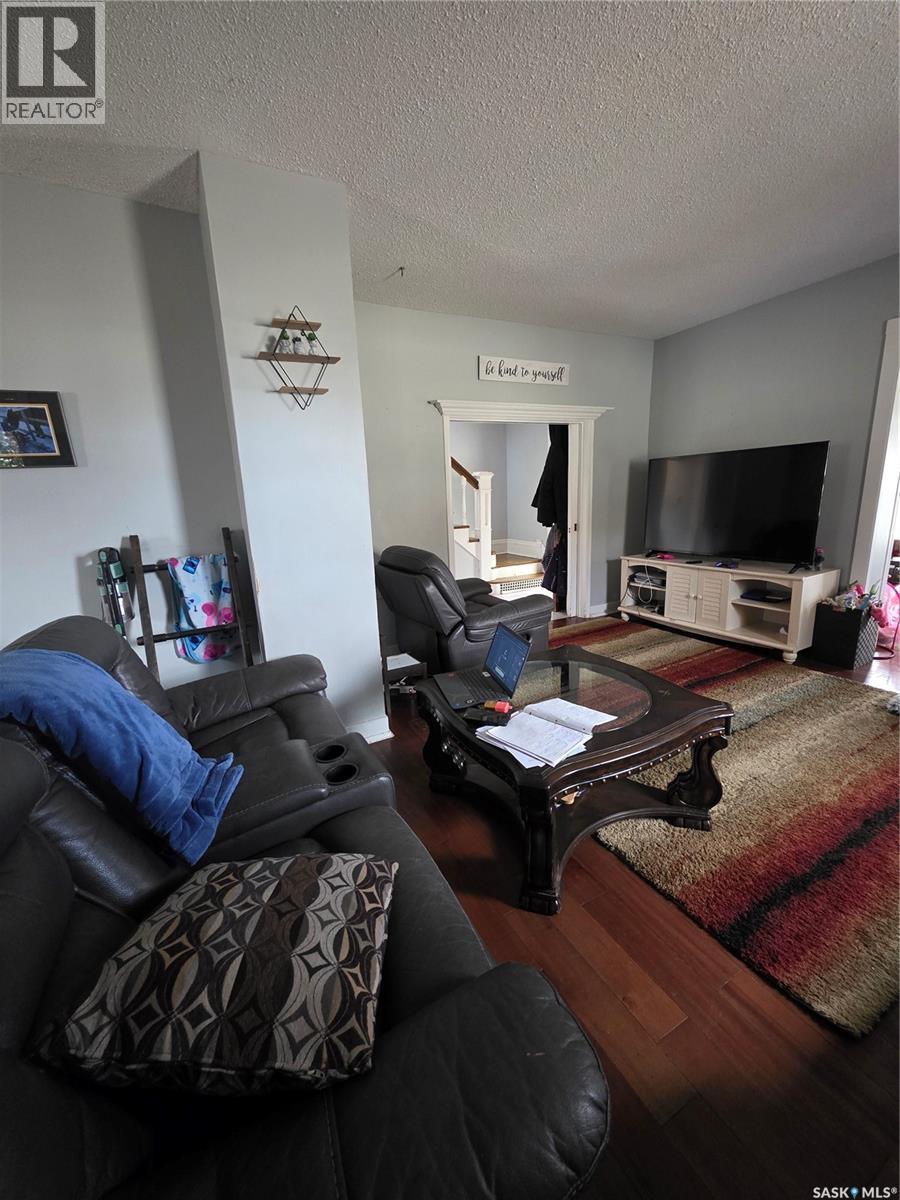905 2Nd Street, Estevan, SK - Indoor Photo Showing Living Room
