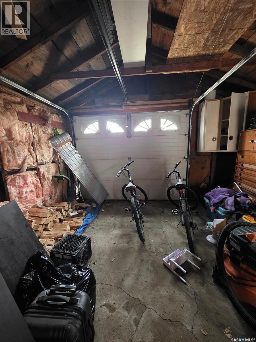 905 2Nd Street, Estevan, SK - Indoor Photo Showing Garage