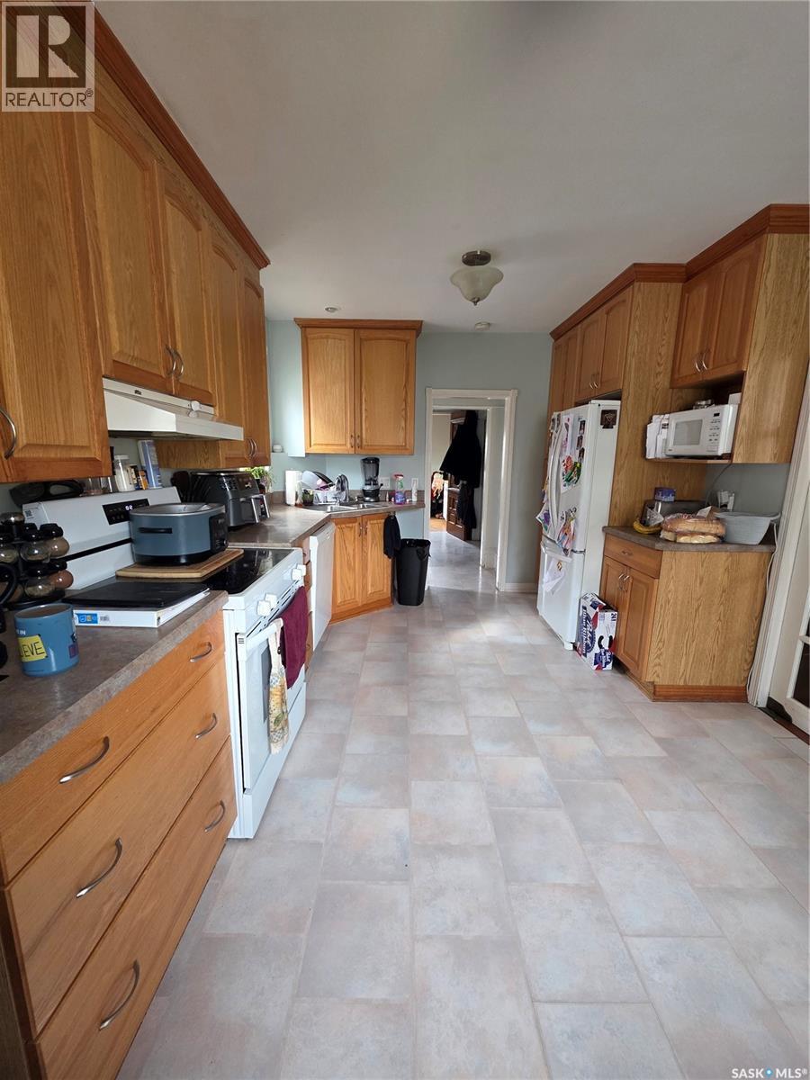 905 2Nd Street, Estevan, SK - Indoor Photo Showing Kitchen