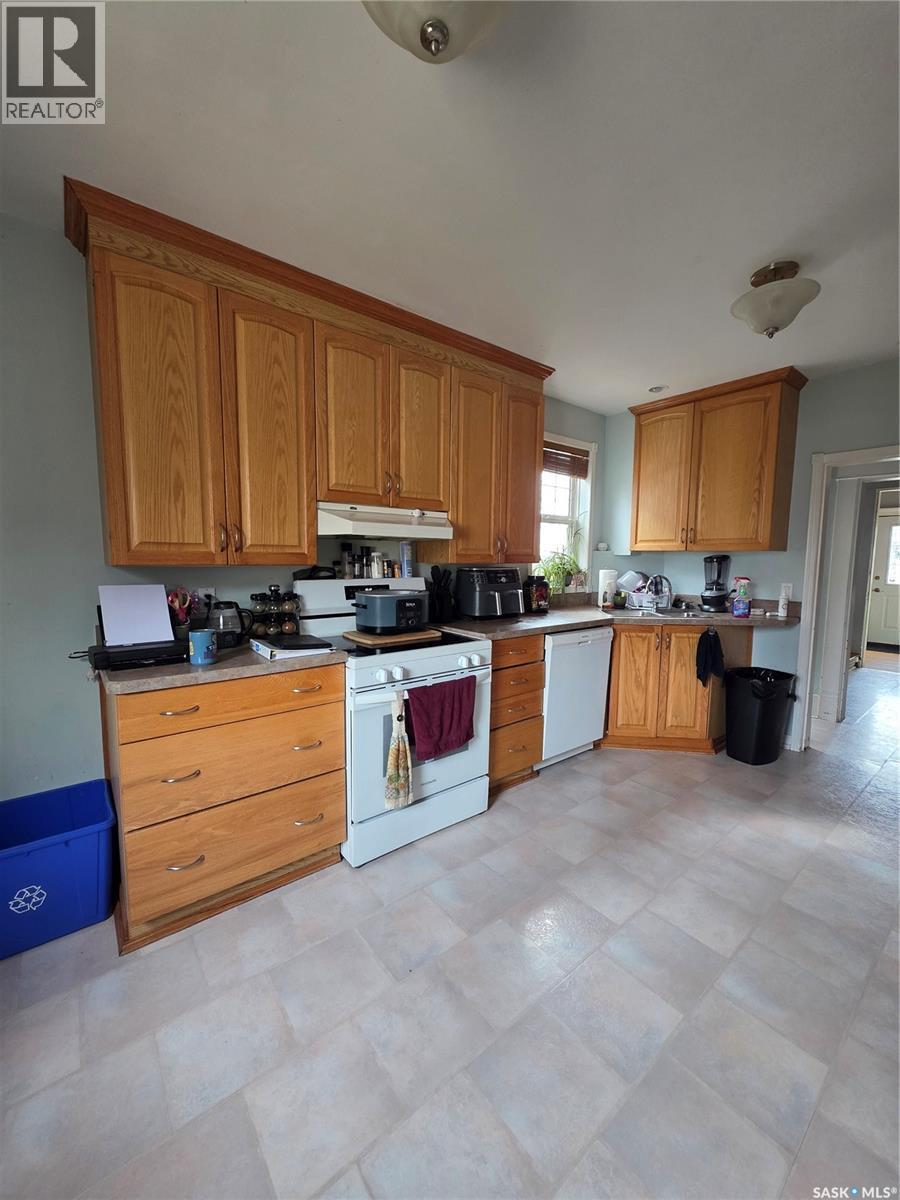 905 2Nd Street, Estevan, SK - Indoor Photo Showing Kitchen