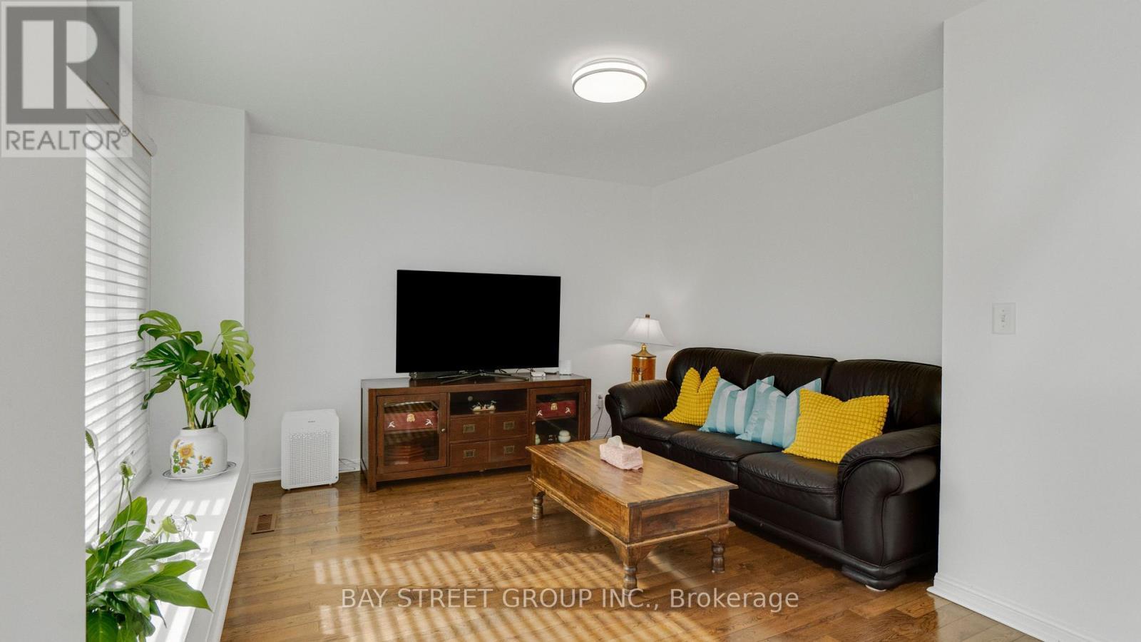 3158 Rock Harbour Road, Mississauga, ON - Indoor Photo Showing Living Room