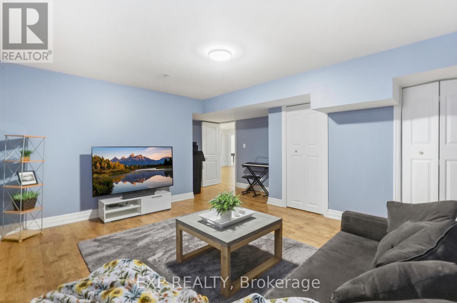 583 Park Crescent, Pickering, ON - Indoor Photo Showing Living Room