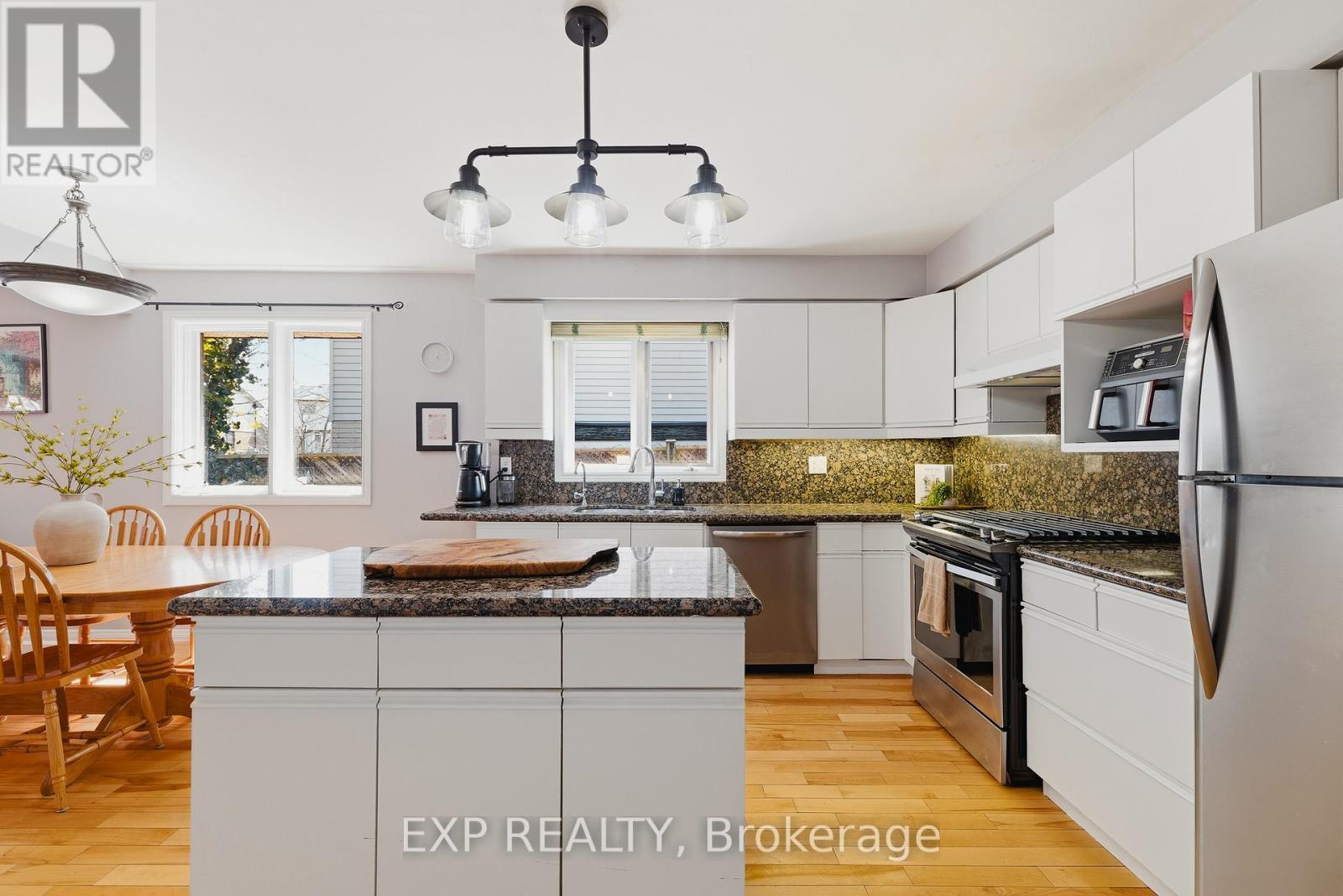 381 Timlock Place, Waterloo, ON - Indoor Photo Showing Kitchen With Upgraded Kitchen