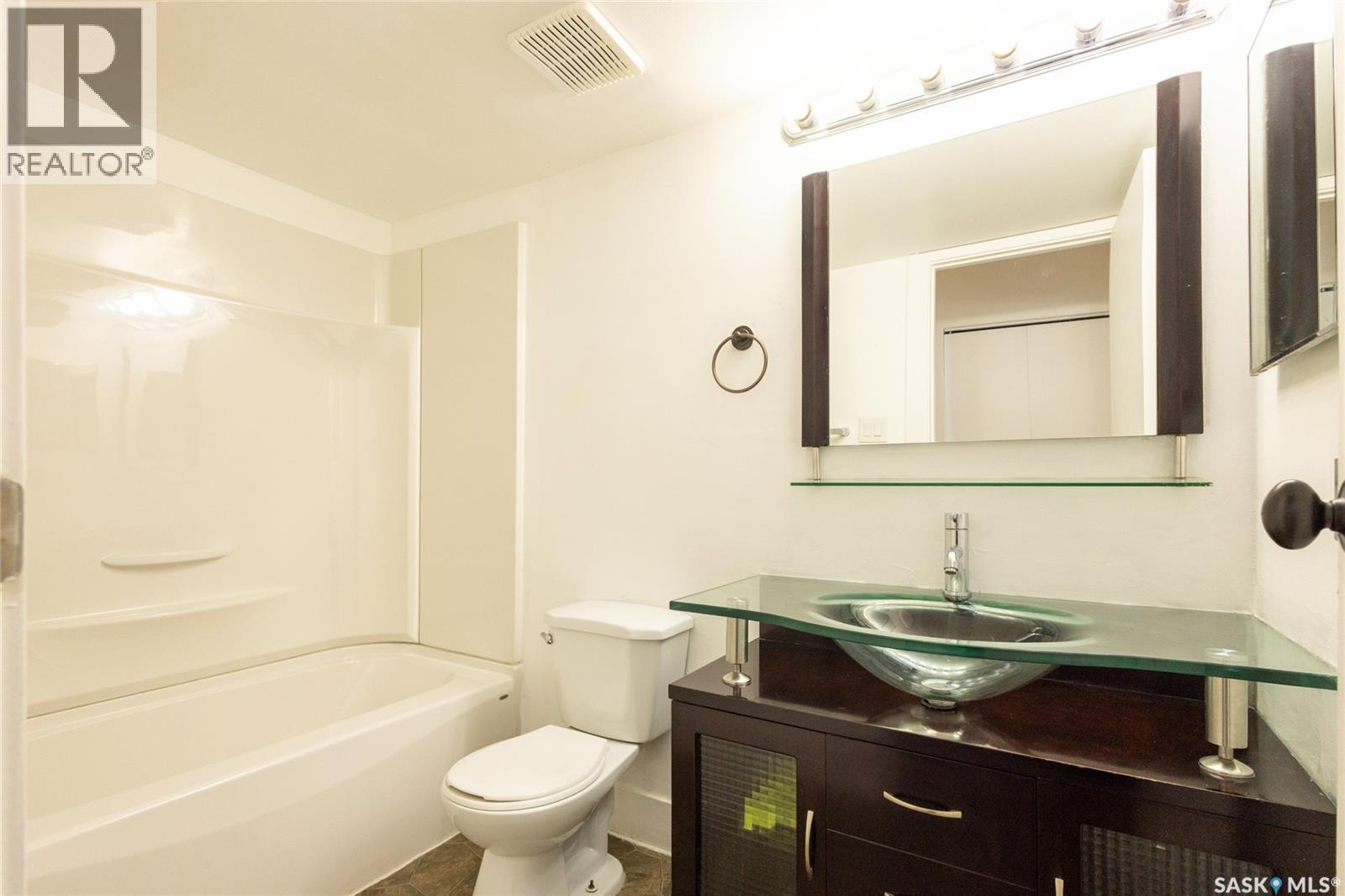 307 512 4Th Avenue N, Saskatoon, SK - Indoor Photo Showing Bathroom