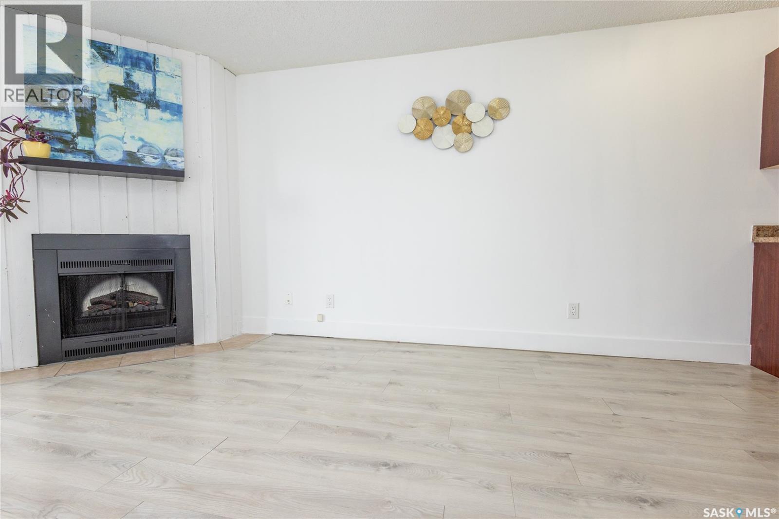 307 512 4Th Avenue N, Saskatoon, SK - Indoor Photo Showing Living Room With Fireplace