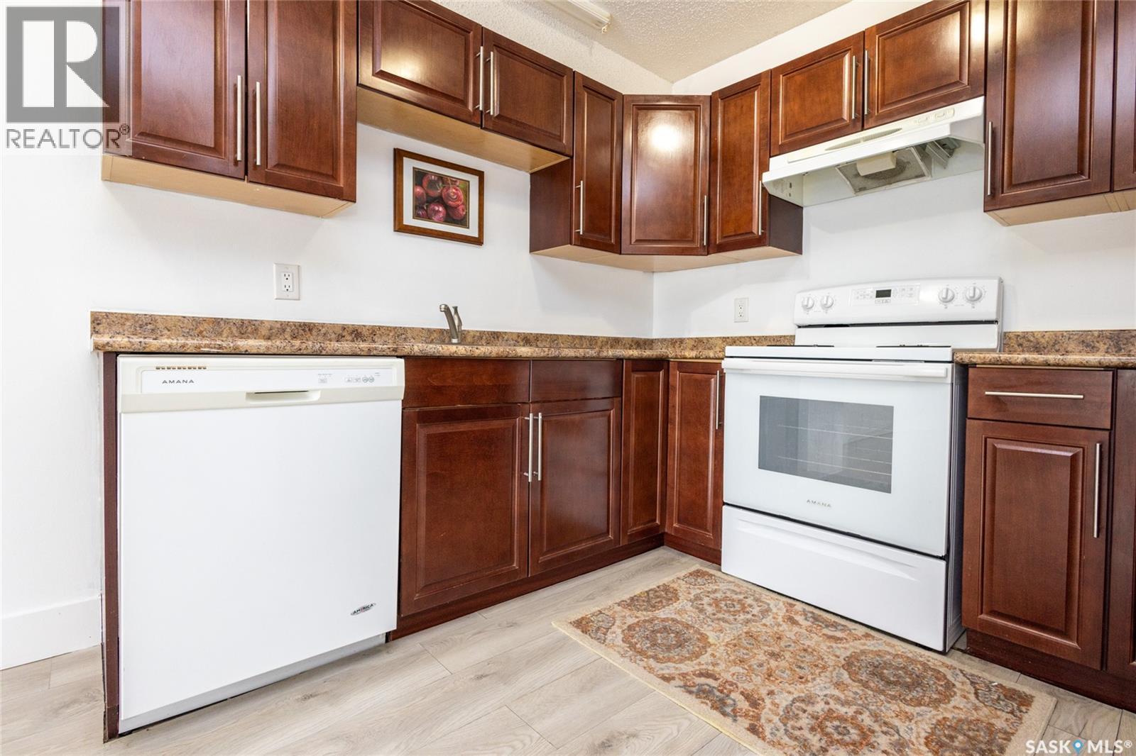 307 512 4Th Avenue N, Saskatoon, SK - Indoor Photo Showing Kitchen