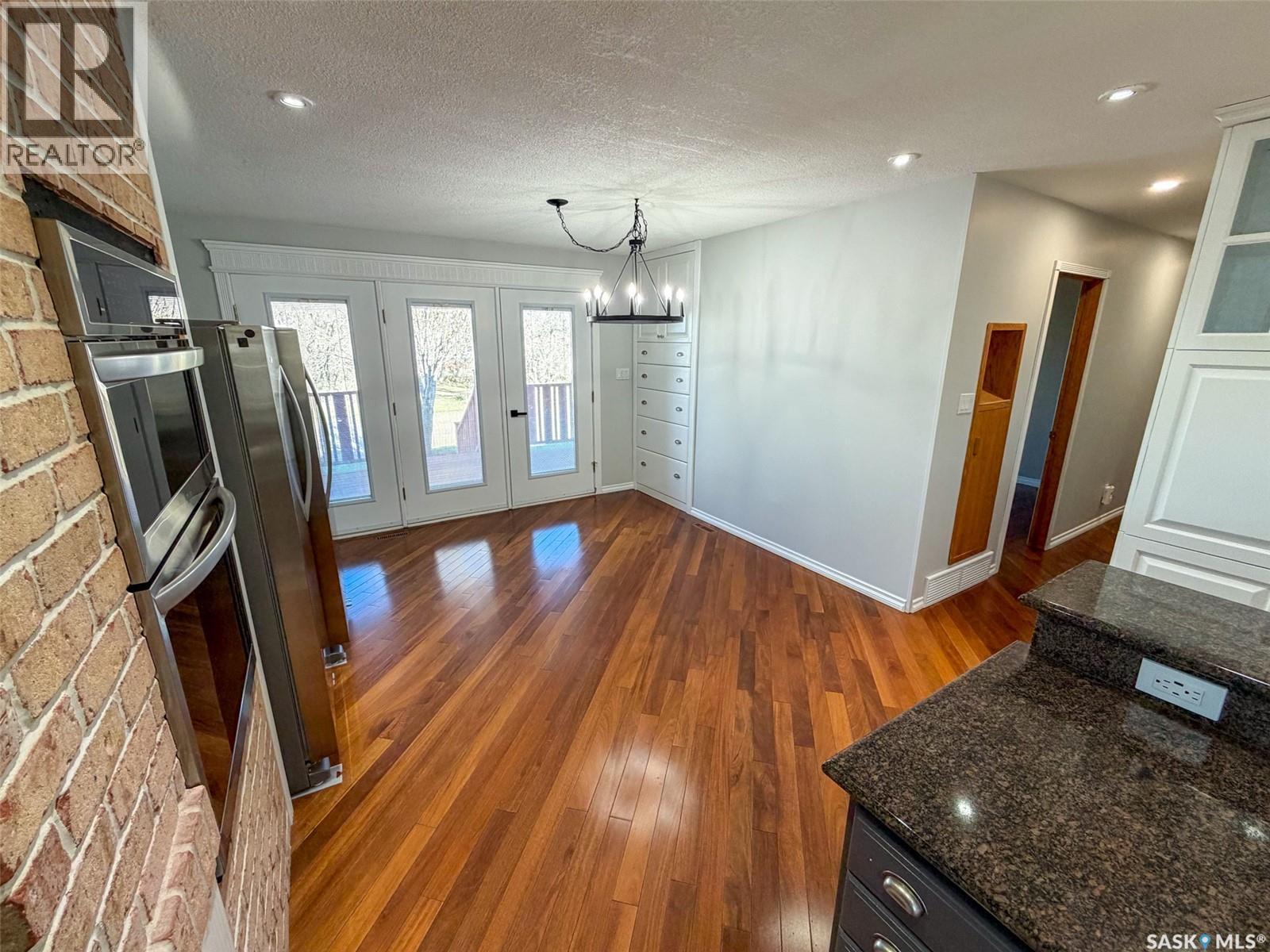 117 2Nd Street W, Frontier, SK - Indoor