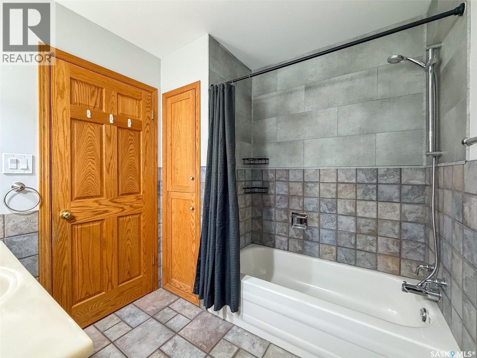 117 2Nd Street W, Frontier, SK - Indoor Photo Showing Bathroom