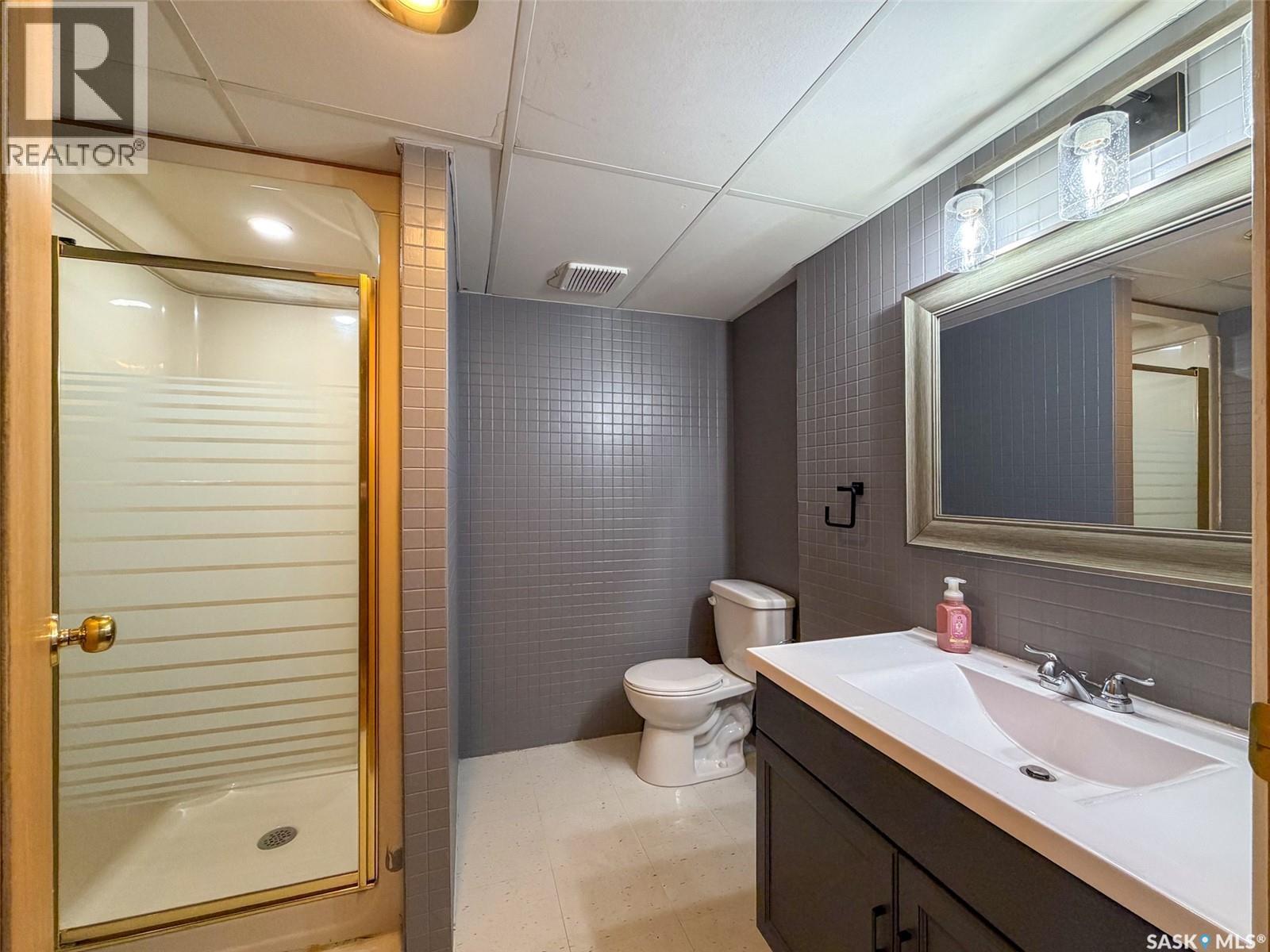 117 2Nd Street W, Frontier, SK - Indoor Photo Showing Bathroom