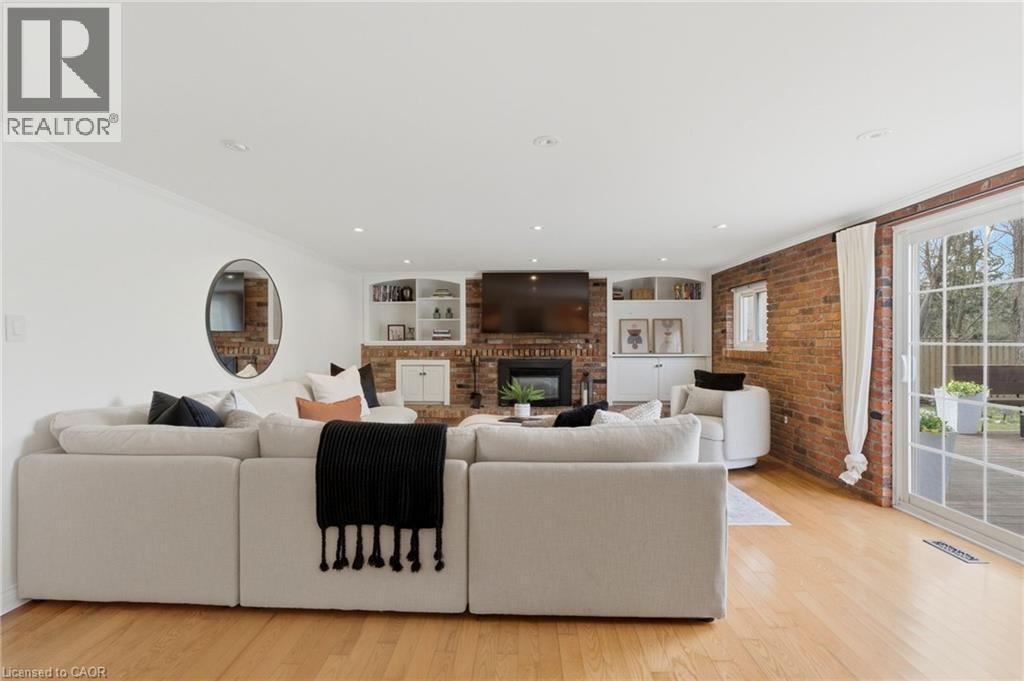 29 Melissa Crescent, Hamilton, ON - Indoor Photo Showing Living Room With Fireplace