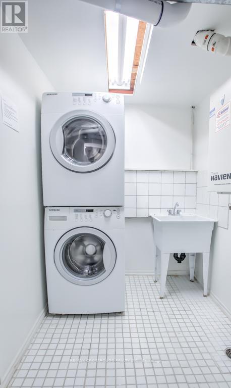 66 Bayhampton Crescent, Vaughan, ON - Indoor Photo Showing Laundry Room