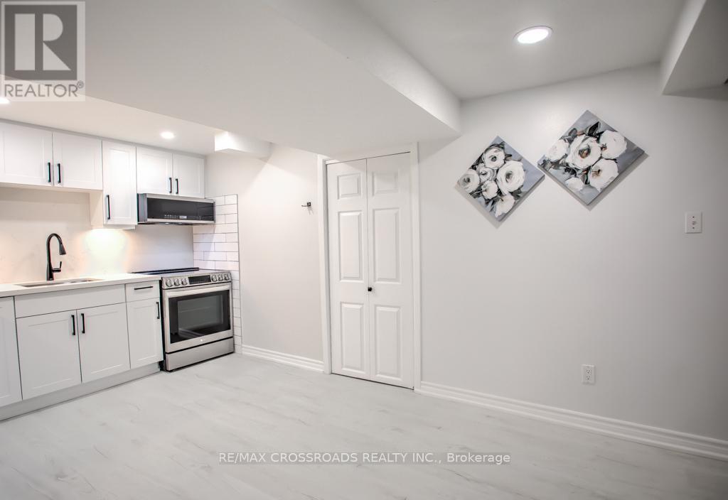 66 Bayhampton Crescent, Vaughan, ON - Indoor Photo Showing Kitchen