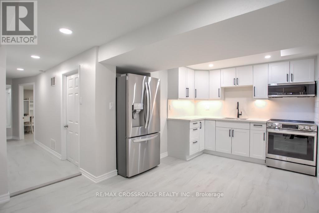 66 Bayhampton Crescent, Vaughan, ON - Indoor Photo Showing Kitchen